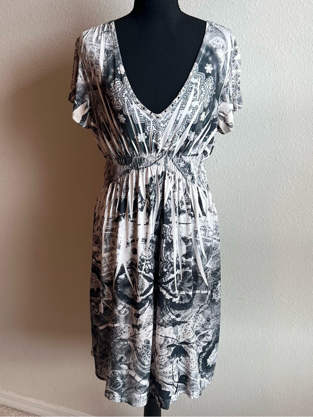 Energe V-Neck Black & White Boho Grunge Midi Dress lightweight flowy Medium